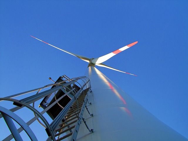 stahlturm einer windenergieanlage